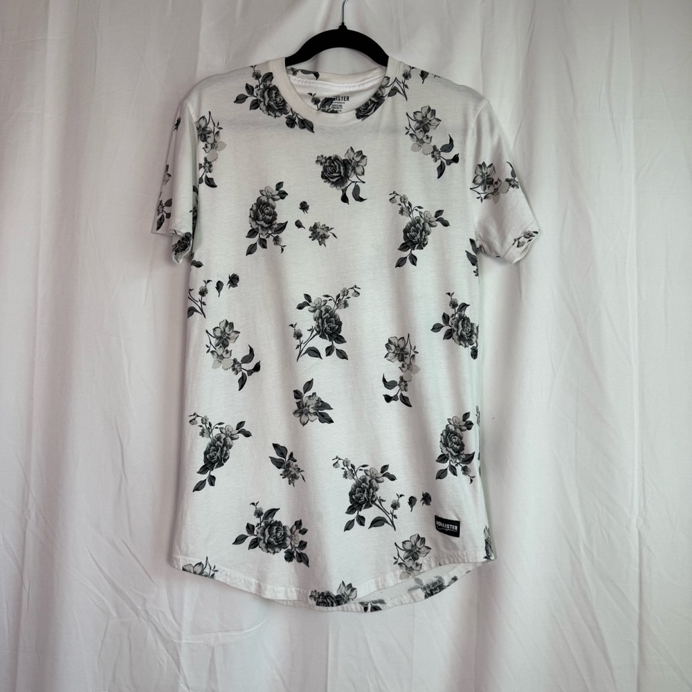 Hollister Men’s Floral Print T-Shirt in Black and White